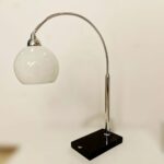 4384 Lume di Perenz base in marmo sfera in vetro bianco latte