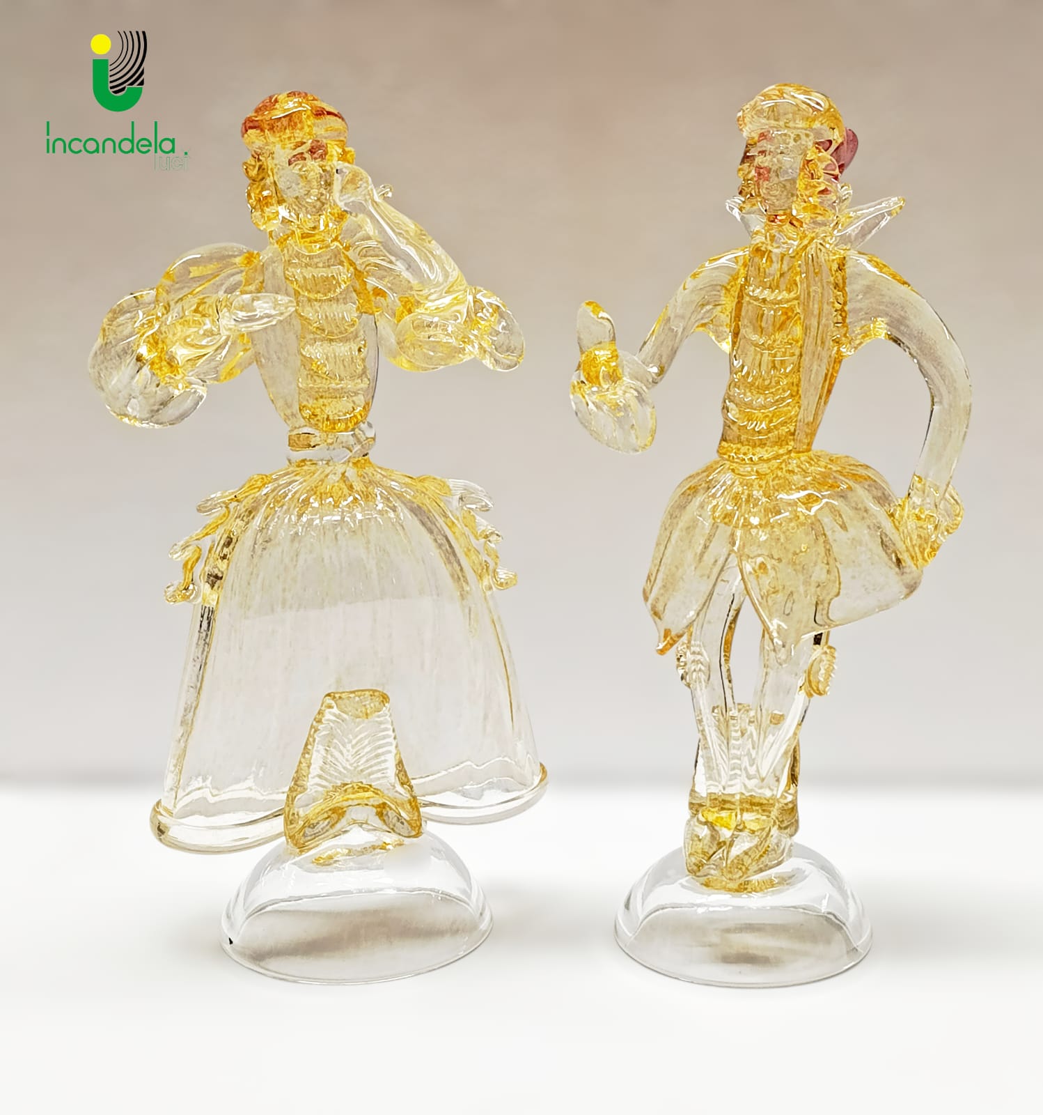 WhatsApp Image 2025-12-09 at 18.08.58 (1) Coppia di Goldoniane Dama e Cavaliere in vetro di Murano cristallo decoro oro - immagine 1