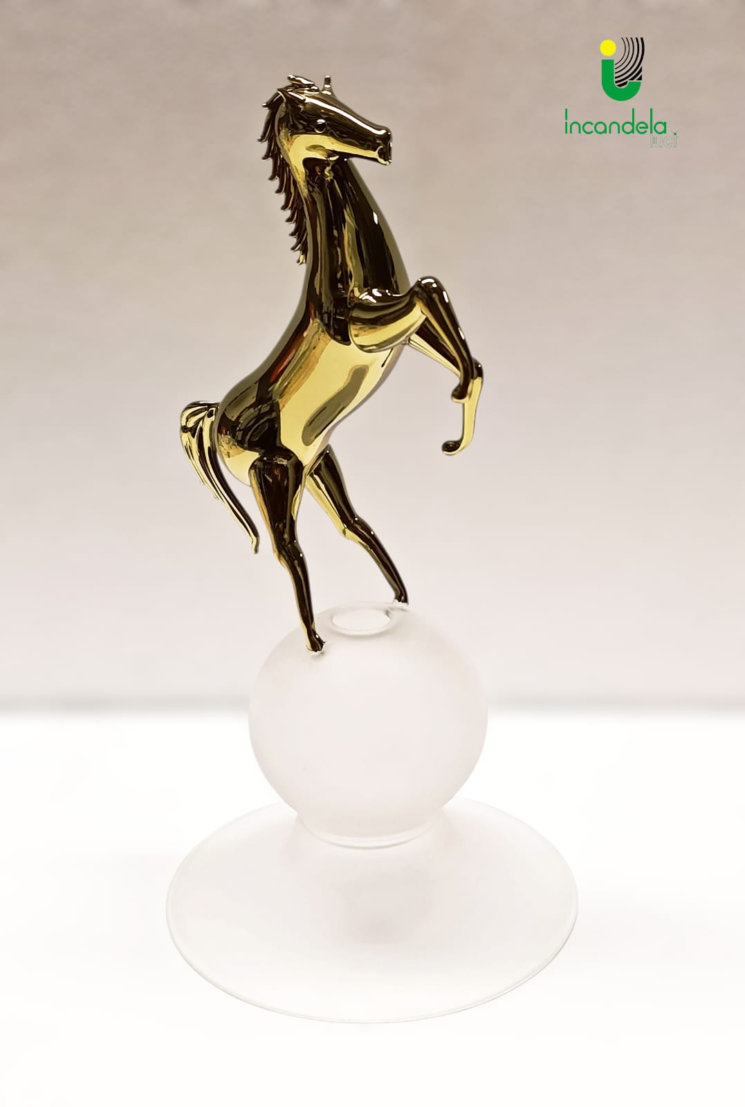 WhatsApp Image 2025-12-09 at 18.51.08 CAVALLO RAMPANTE in vetro di Murano decoro oro - immagine 1
