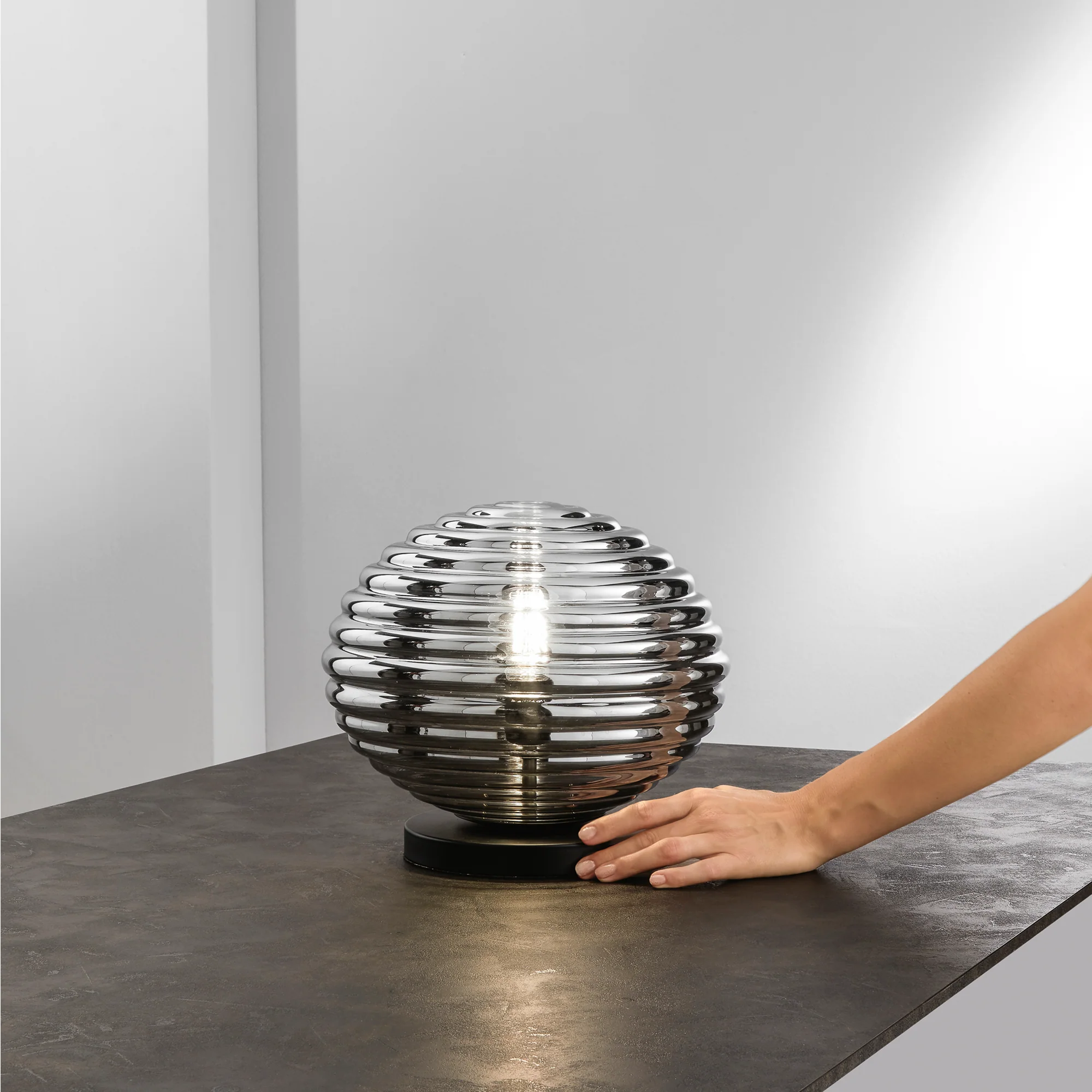 I-RIPPLE-L32-NER_A.jpg RIPPLE lampada da comodino Led(E27) ø 18/32 cm In Vetro disponibile in due colori - immagine 1